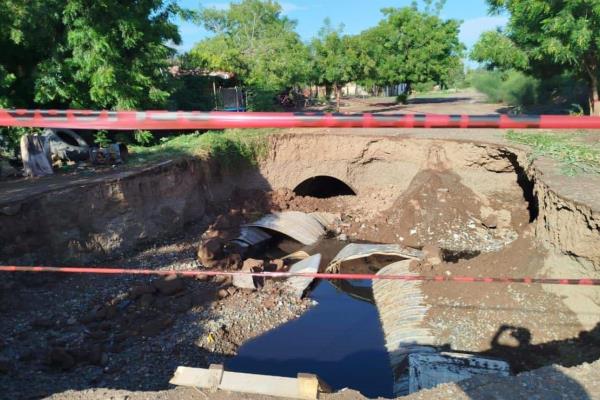 Surge socavón en el dren de San Joachín, en Guasave