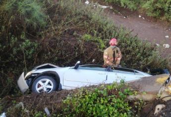 Chofer vuelca y cae a un arroyo sobre la carretera Guamúchil-Mocorito