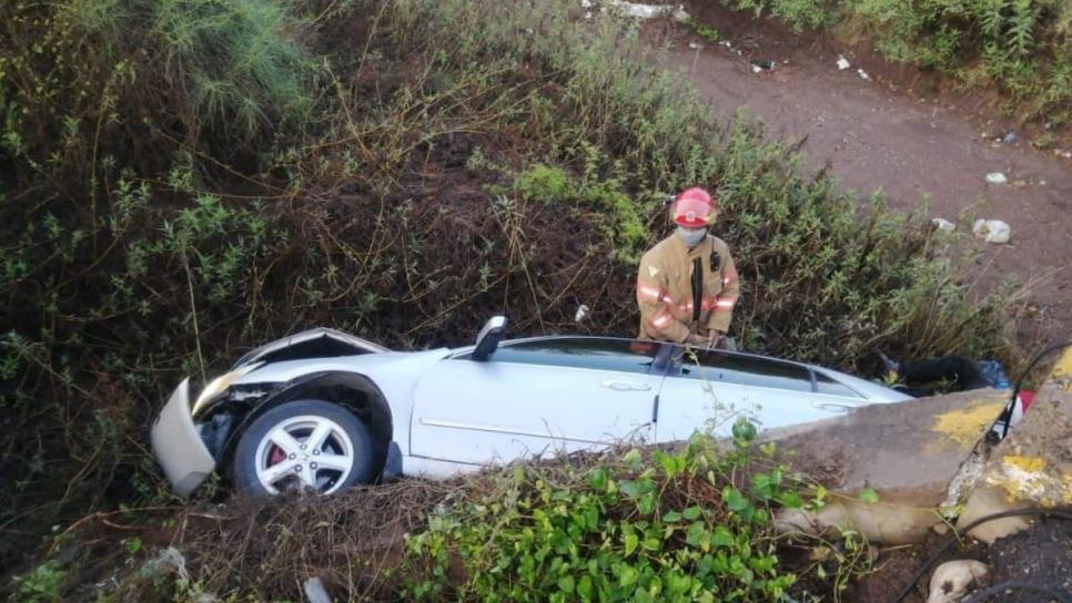 Chofer vuelca y cae a un arroyo sobre la carretera Guamúchil-Mocorito