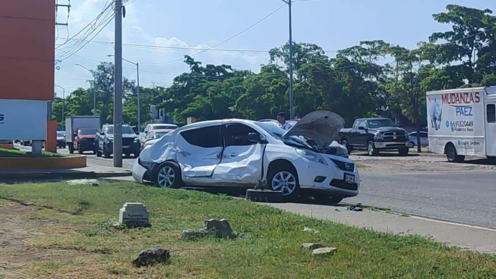 Aparatoso choque deja persona lesionada por cruzarse con semáforo en rojo en Mazatlán