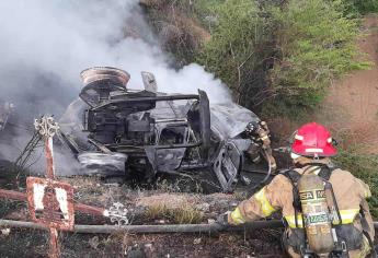 Camioneta se incendia tras caer a un barranco sobre la carretera Mazatlán-Tepic