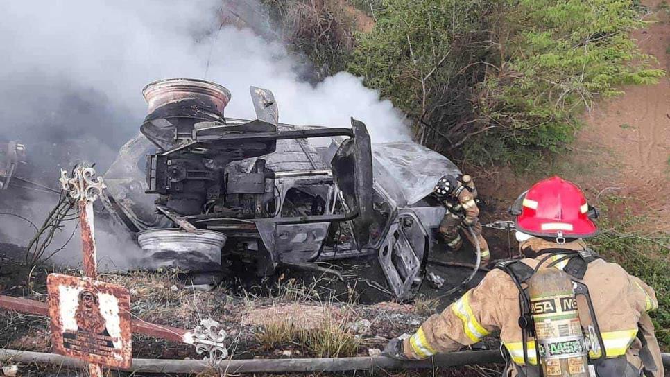 Camioneta se incendia tras caer a un barranco sobre la carretera Mazatlán-Tepic