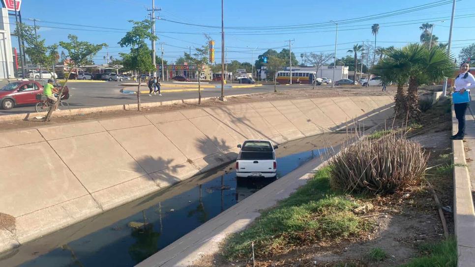 Vecino de Los Mochis sale de  compras y no encuentra su camioneta: estaba en un dren