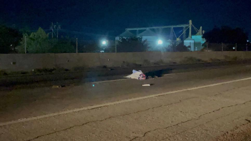 Mujer muere aplastada por vehículos tras derrapar en motocicleta a la salida sur de Mazatlán