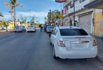 Conductor provoca carambola y vuelca en Mazatlán