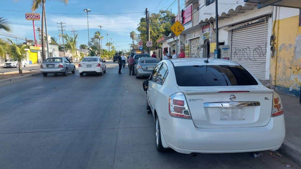 Conductor provoca carambola y vuelca en Mazatlán