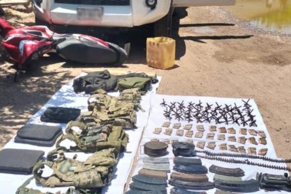 Persecución en Villa Juárez, Navolato, termina con camioneta asegurada con armas largas y chalecos tácticos