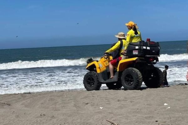 Yate se hunde en Altata y pescadores rescatan a sus tripulantes