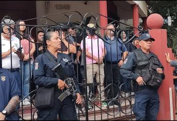 Policías llegan a resguardar Radio UAS durante manifestación en Culiacán