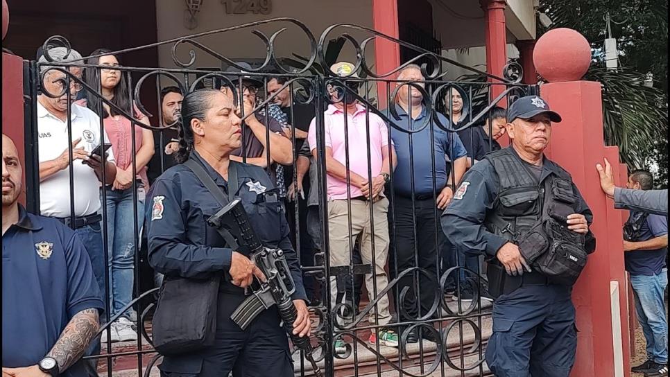 Policías llegan a resguardar Radio UAS durante manifestación en Culiacán