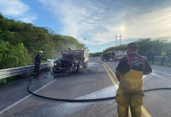 Incendio consume camioneta en la supercarretera Mazatlán-Durango 