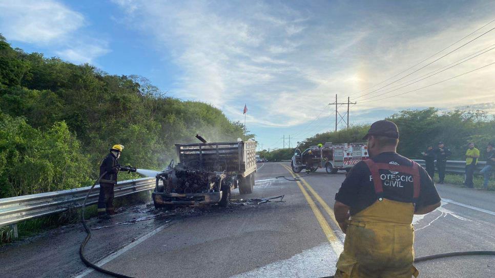 Incendio consume camioneta en la supercarretera Mazatlán-Durango 