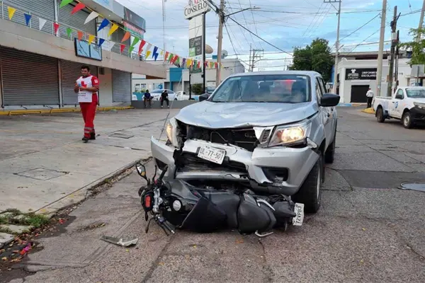 Motociclista se lesiona tras ser embestido por una camioneta en Culiacán Motociclista se lesiona tras ser embestido por una camioneta en Culiacán