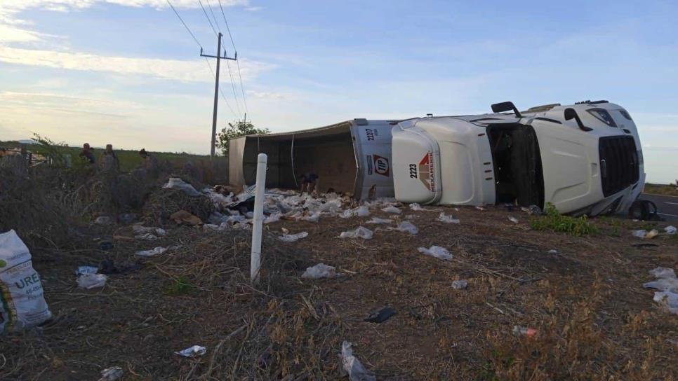 Motociclista resulta herido al chocar por alcance contra un tráiler en la Maxipista