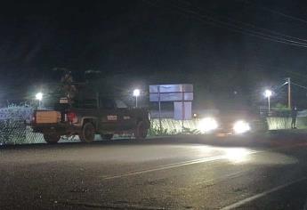 Militares instalan punto de seguridad sobre la carretera a la sindicatura de Imala, Culiacán