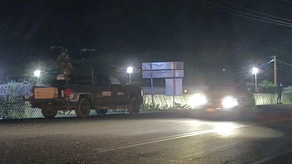 Militares instalan punto de seguridad sobre la carretera a la sindicatura de Imala, Culiacán