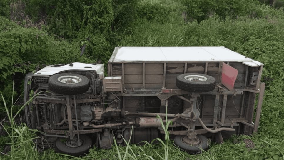 Camioneta sale de camino y vuelca a la salida de Villa Unión en Mazatlán 