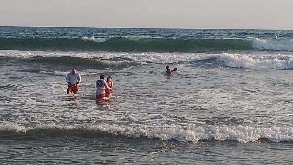 Dos turistas de la CDMX son salvados de morir ahogados en playas de Mazatlán  