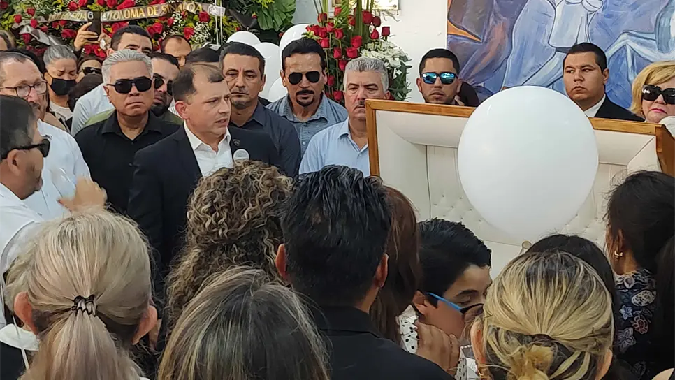 Los asistentes pidieron justicia hacia quien fuera su rector. FOTO: Luz Noticias