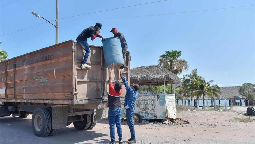 El robo de botes de basura produce más contaminación en la playa. FOTO: Cortesía