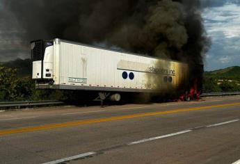 Se incendia caja de tráiler con filetes empacados por la Mazatlán-Tepic en Escuinapa 