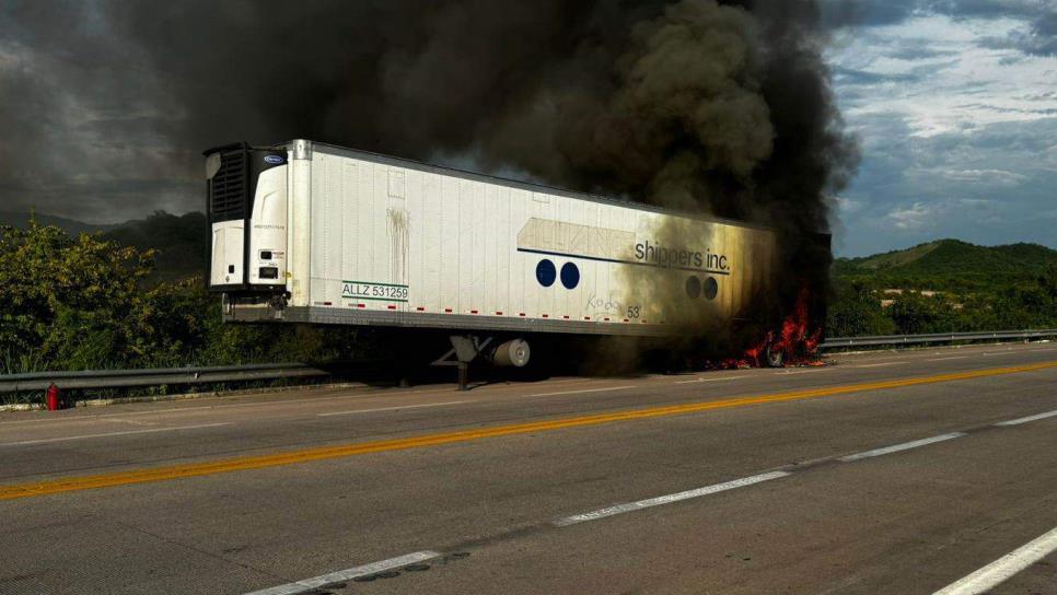 Se incendia caja de tráiler con filetes empacados por la Mazatlán-Tepic en Escuinapa 