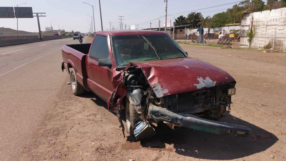 Conductor se sale de la carretera, derriba un poste y abandona su camioneta en Ahome 