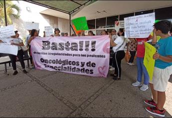 Derechohabientes del IMSS protestan por falta de medicamentos y especialistas en oncología