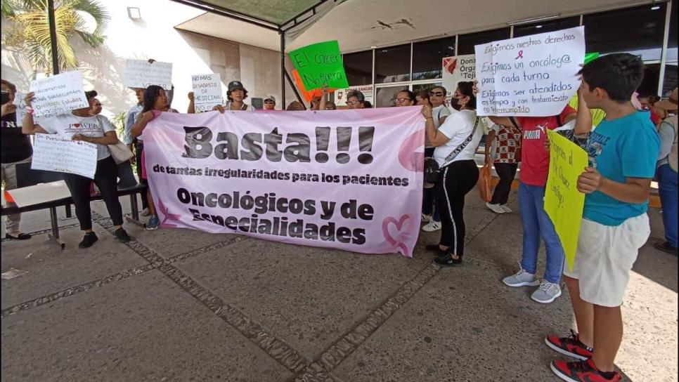 Derechohabientes del IMSS protestan por falta de medicamentos y especialistas en oncología