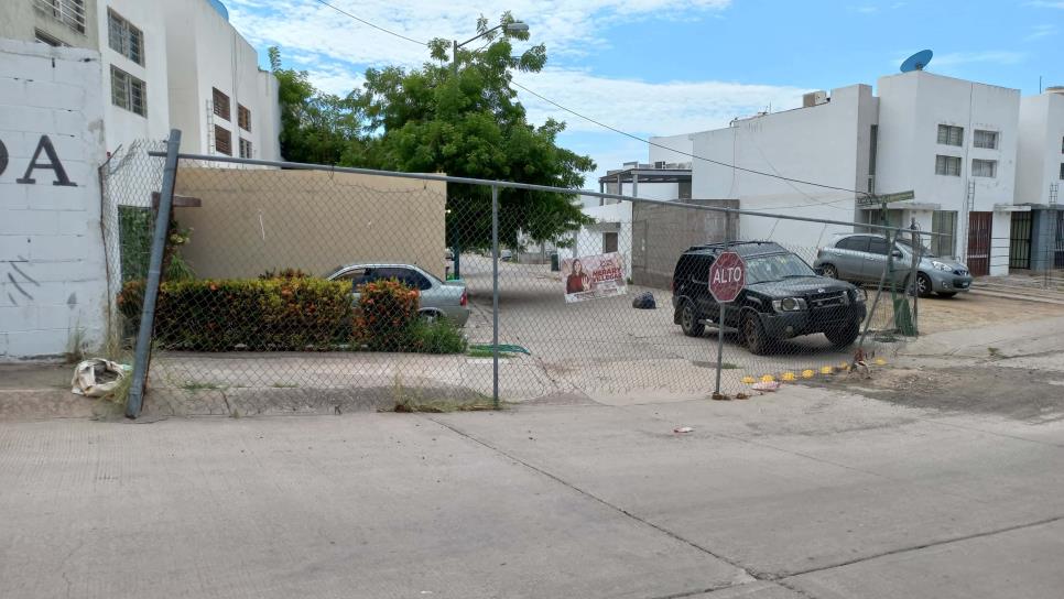 Después de 10 días de ser denunciadas, cercas de zona dorada no han sido retiradas en Culiacán