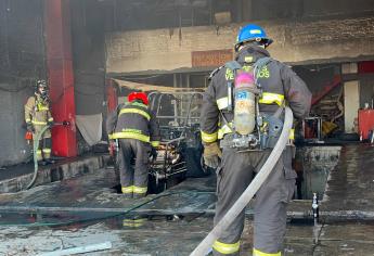 Se incendia razzer que era reparado en taller mecánico de Mazatlán 