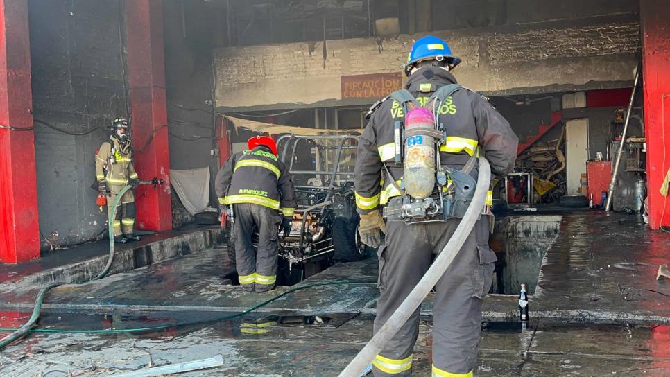 Se incendia razzer que era reparado en taller mecánico de Mazatlán 