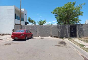 Vecino tapa calle con barda y vende la llave a $70 en Urbivilla del Prado, Culiacán