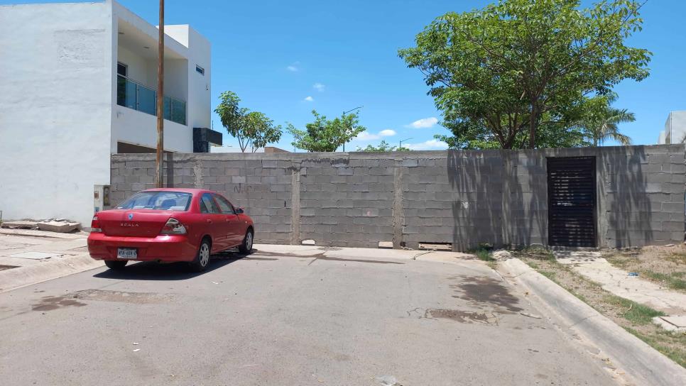 Vecino tapa calle con barda y vende la llave a 70 pesos en Urbi Villa del Prado, Culiacán