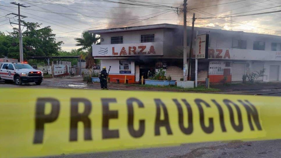 Voraz incendio consume ferretería en Culiacán; hubo fuertes explosiones