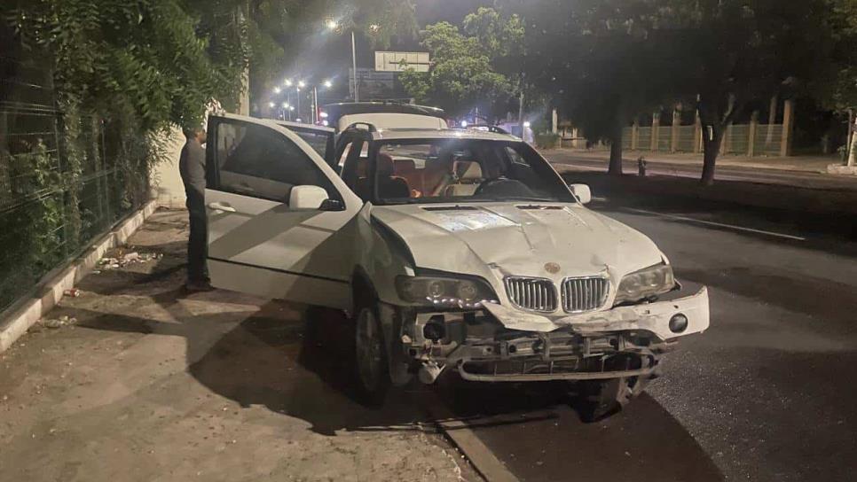 Conductora lesionada y daños materiales deja choque frente a la Policía Municipal en Culiacán