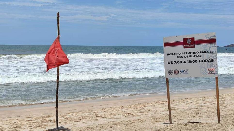 Salvavidas de Mazatlán ponen a salvo a un turista de Colima que se ahogaba en la playa