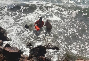 Rescatan de morir ahogado a turista jalisciense en playa La Ensenadita, Guasave 