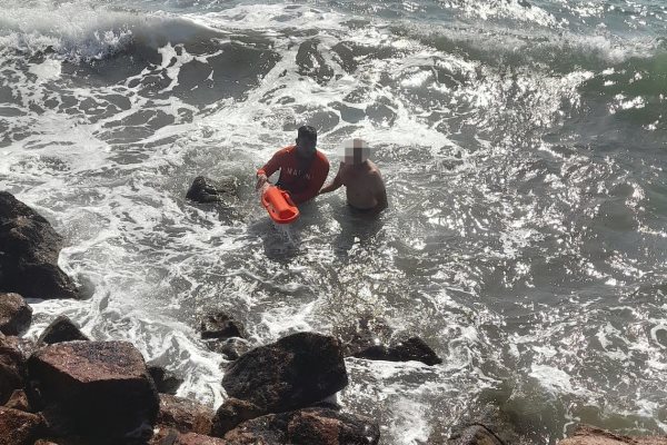 Rescatan de morir ahogado a turista jalisciense en playa La Ensenadita, Guasave 