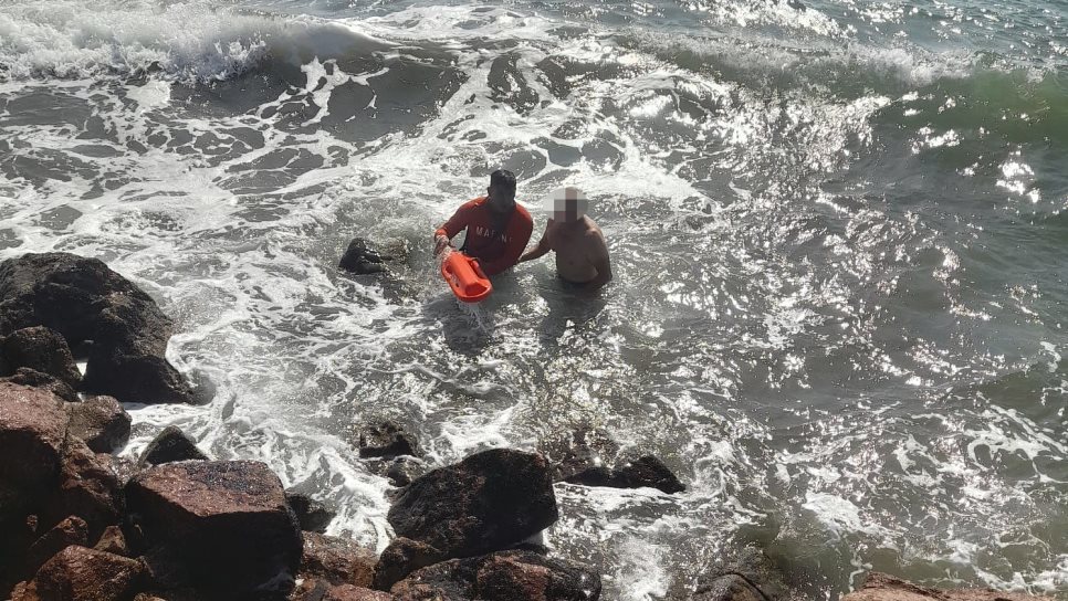 Rescatan de morir ahogado a turista jalisciense en playa La Ensenadita, Guasave 