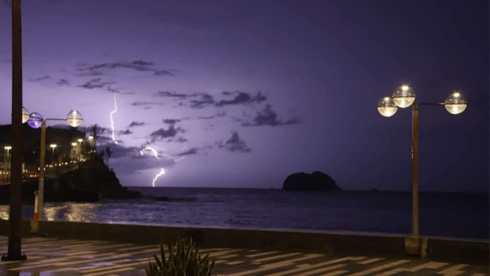 Se cumple el pronóstico; fuerte lluvia se registra al sur de Sinaloa la noche de este viernes