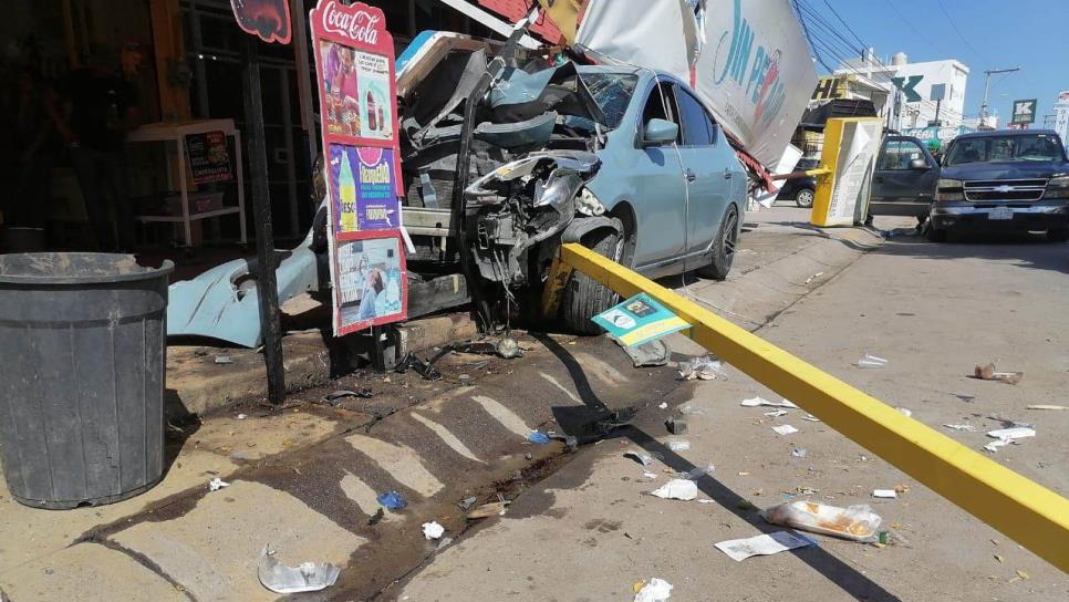 Joven conductor se estampa contra negocios frente a Los Mangos en Mazatlán 