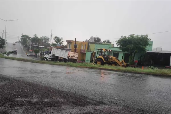 Socavón provoca el cierre de la calle Álvaro Obregón en Culiacán