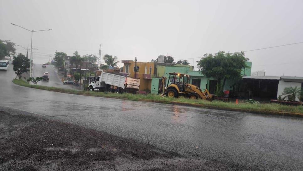 Socavón provoca el cierre de la calle Álvaro Obregón en Culiacán