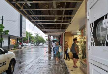 Techo de negocio de Culiacán cae sobre peatones del centro