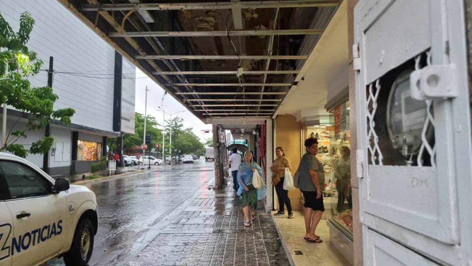 Techo de negocio de Culiacán cae sobre peatones del centro