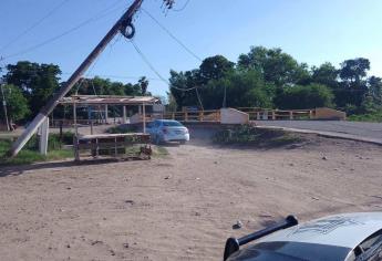 Tráiler se atora con los cables de un poste de la CFE que estuvo a punto de caer con el aire 