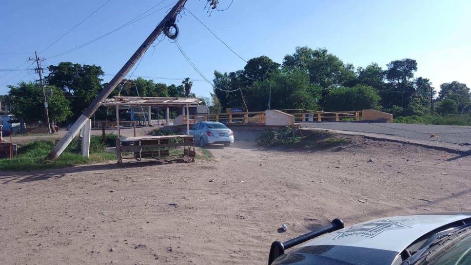 Tráiler se atora con los cables de un poste de la CFE que estuvo a punto de caer con el aire 