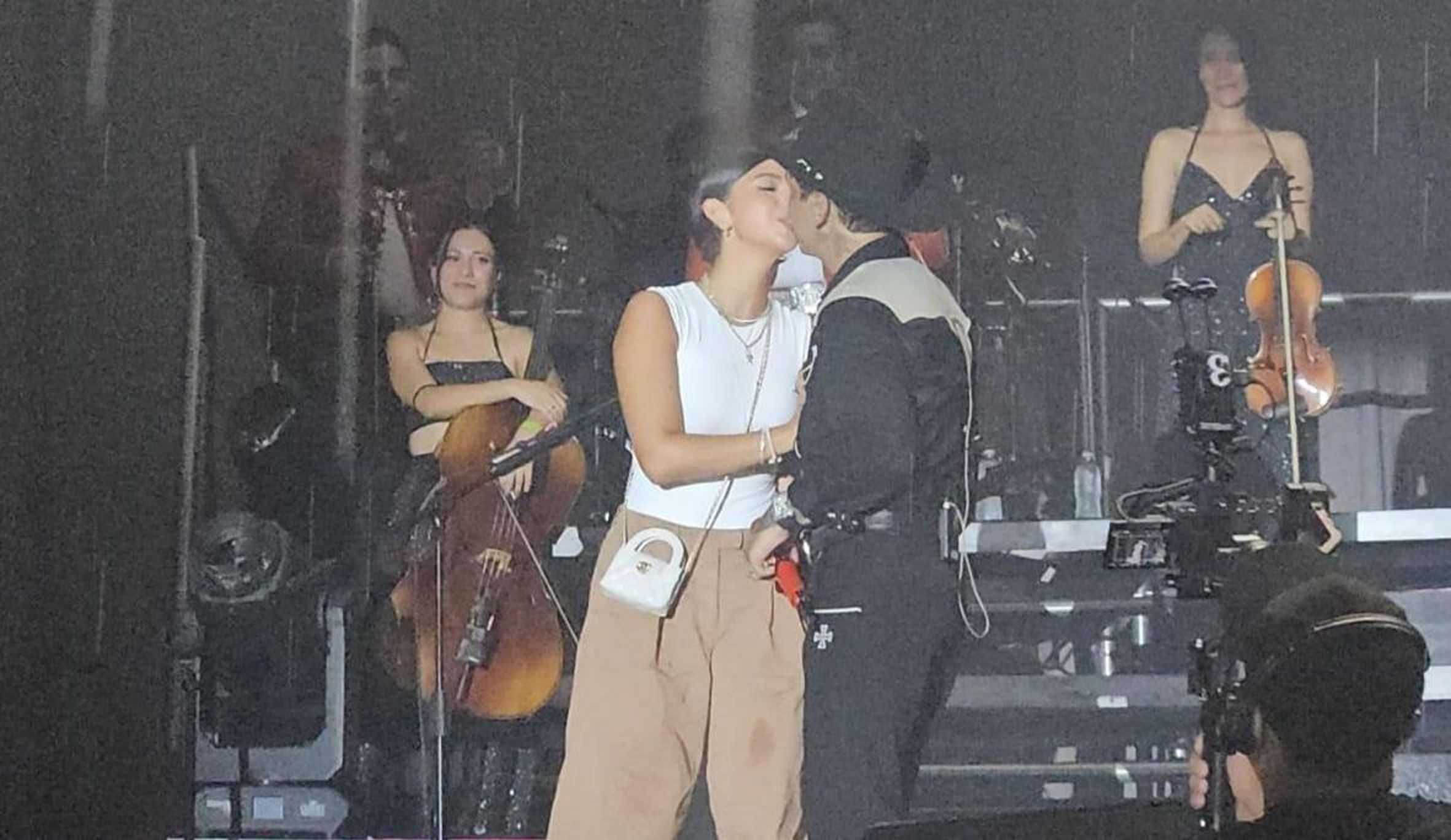 Ángela Aguilar sube al escenario para darle un beso a Christian Nodal en Mazatlán | Luz Noticias