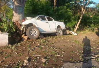 Hombre pierde la vida en accidente vehicular al chocar contra un árbol al sur de Mazatlán